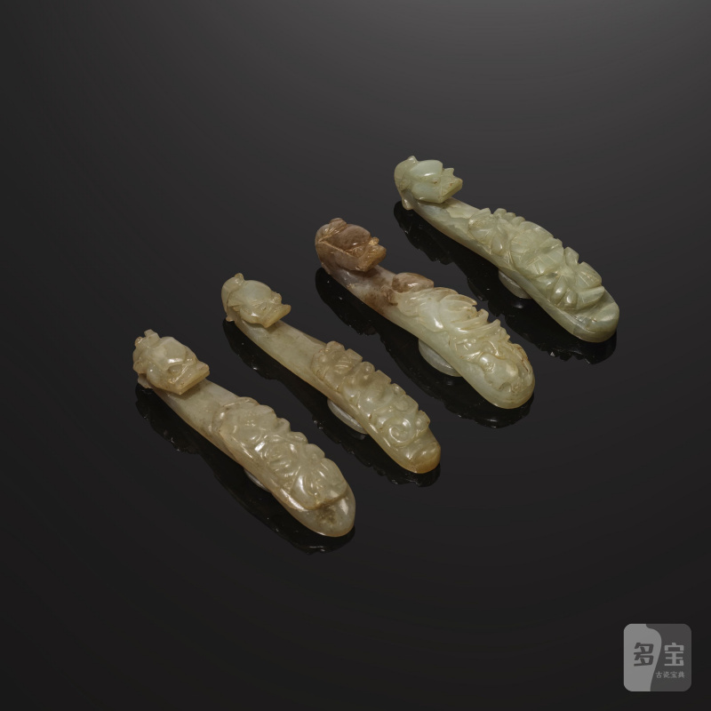 清 十九世紀 玉龍紋帶鉤四件 | QUATRE BOUCLES DE CEINTURE EN JADE CÉLADON